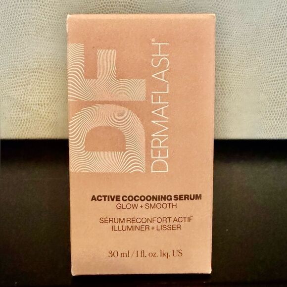 DERMAFLASH HYDRAFLASH COCOONING SERUM
Smoothing, Firming + Depuffing Se… - Picture 3 of 6
